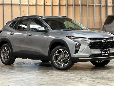Used 2026 Chevrolet Trax LT w/ LT Convenience Package FWD image 2