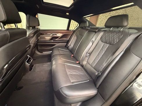 Used 2021 BMW 750i xDrive w/ Executive Package image 28