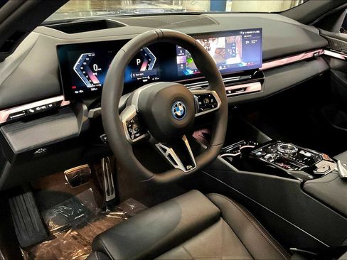 Used 2025 BMW i5 xDrive40 w/ Executive Package image 17