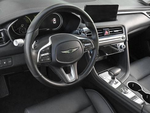 Used 2025 Genesis G70 2.5T image 9