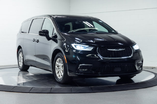 Used 2025 Chrysler Pacifica Select FWD image 4