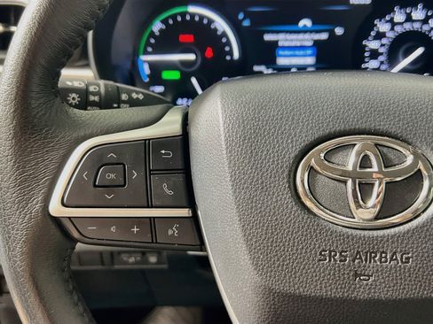 Used 2025 Toyota Sienna XLE FWD image 18