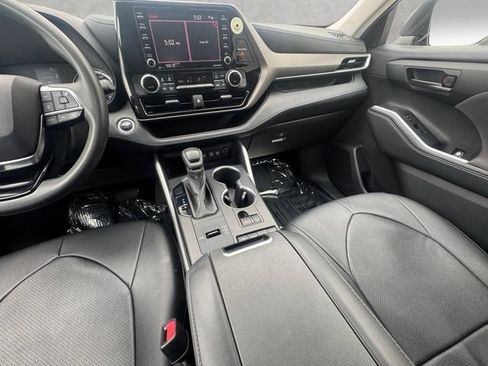 Used 2021 Toyota Highlander L FWD image 3
