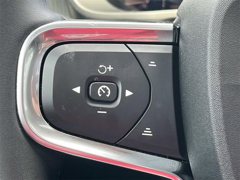 Used 2025 Volvo XC40 B5 Core w/ Climate Package image 31