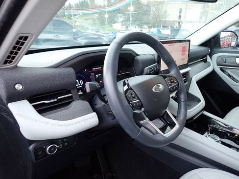 Used 2025 Ford Explorer Platinum w/ LUX Leather Package AWD/4WD image 16