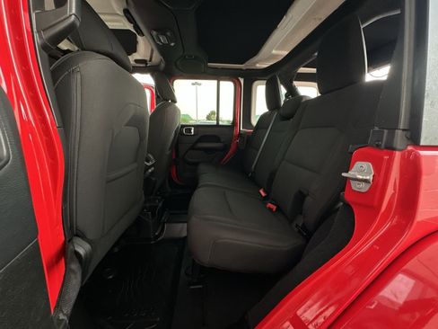 Used 2018 Jeep Wrangler Unlimited Sahara AWD/4WD image 32