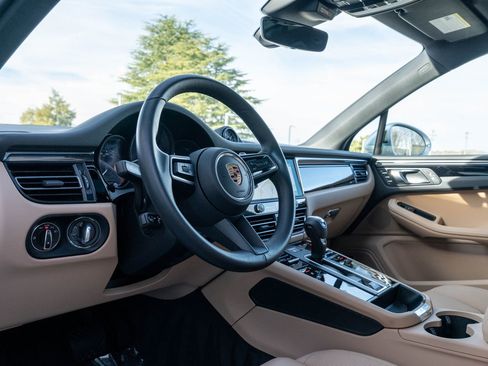 Certified 2025 Porsche Macan image 4