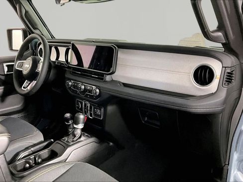 Used 2025 Jeep Wrangler Unlimited Sahara AWD/4WD image 24