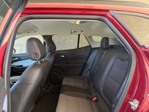 Used 2025 Chevrolet Trax LT FWD image 24