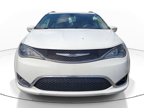 Used 2020 Chrysler Pacifica Touring-L FWD image 2