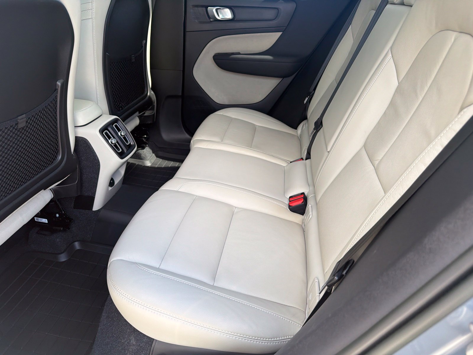 Used 2023 Volvo XC40 B4 Plus w/ Driver Assist Package FWD image 13
