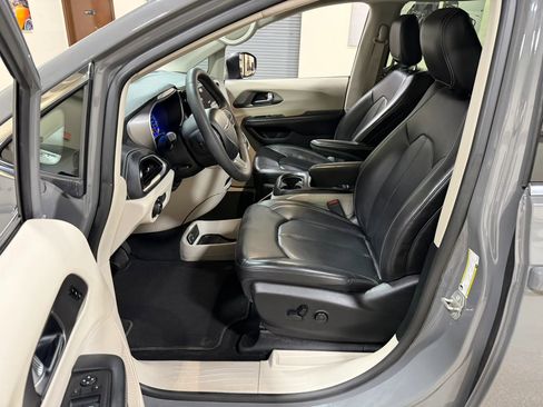 Used 2023 Chrysler Pacifica Touring-L FWD image 42