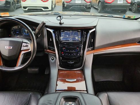 Used 2018 Cadillac Escalade ESV Luxury AWD/4WD image 18
