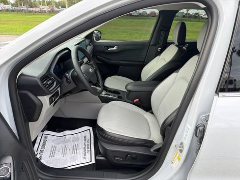 Certified 2025 Ford Escape Platinum w/ Premium Technology Package FWD image 13