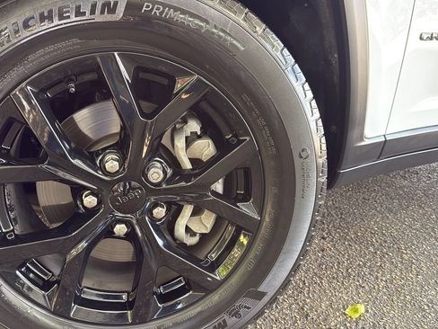 Used 2024 Jeep Grand Cherokee Altitude RWD image 30