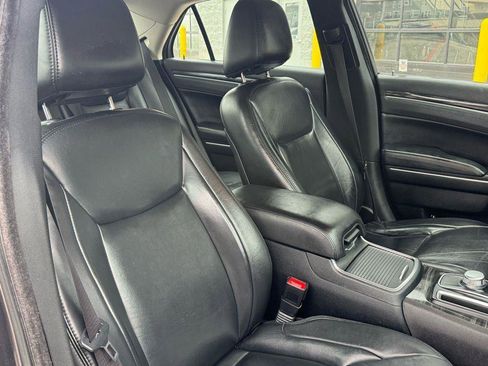 Used 2017 Chrysler 300 Limited image 41