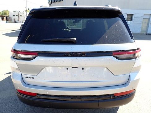New 2025 Jeep Grand Cherokee Altitude image 4