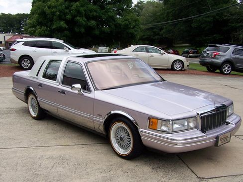 Used 1991 Lincoln Town Car Signature RWD image 3