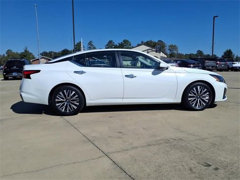 Used 2023 Nissan Altima 2.5 SV image 2
