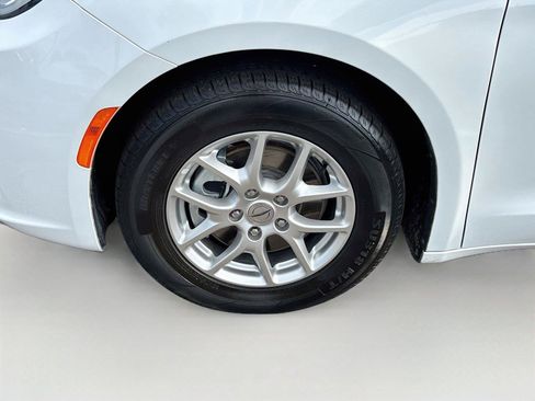 Used 2023 Chrysler Pacifica Touring-L FWD image 31