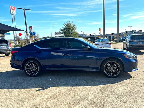 Used 2023 Nissan Altima 2.0 SR image 9