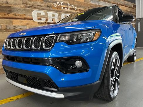 Used 2023 Jeep Compass Limited AWD/4WD image 3