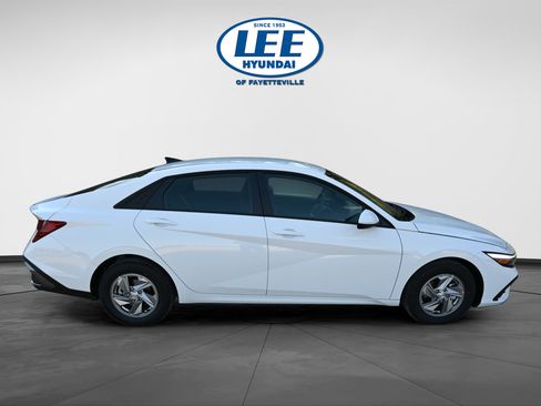 Certified 2025 Hyundai Elantra SE FWD image 2