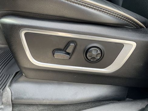 Used 2019 RAM 1500 Laramie AWD/4WD image 11