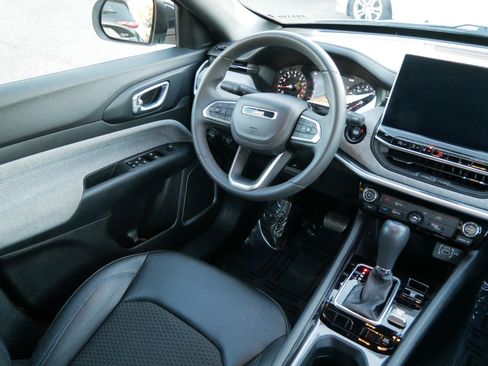 Used 2024 Jeep Compass Latitude image 9