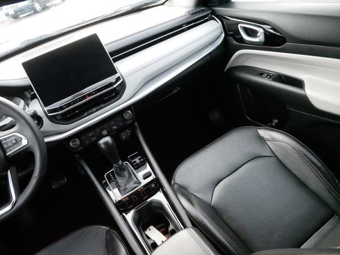 Used 2023 Jeep Compass Limited image 11