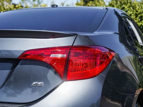 Used 2017 Toyota Corolla SE w/ SE Premium Package FWD image 7