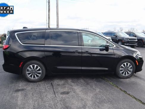 Used 2024 Chrysler Pacifica Select image 3