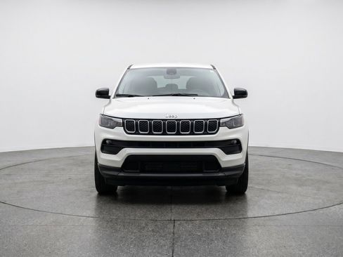 Used 2025 Jeep Compass Latitude AWD/4WD image 2