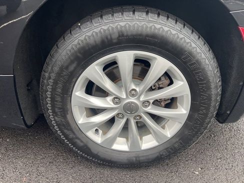 Used 2017 Chrysler Pacifica Touring-L image 38