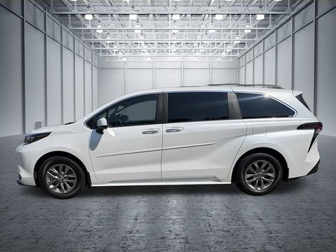 Used 2025 Toyota Sienna XLE w/ XLE Plus Package FWD image 2