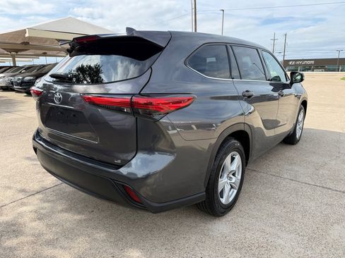 Used 2021 Toyota Highlander LE FWD image 7