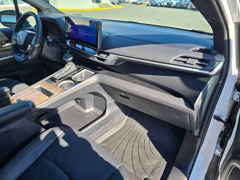 Certified 2025 Toyota Sienna Limited image 12