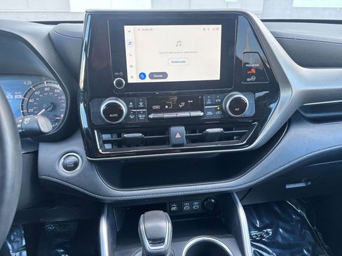 Used 2025 Toyota Highlander LE FWD image 17