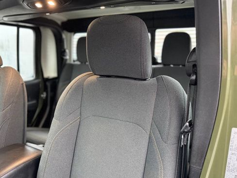 Used 2024 Jeep Gladiator Sport image 8