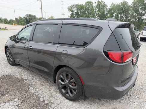 Used 2018 Chrysler Pacifica Limited w/ Advanced Safetytec Group FWD image 5