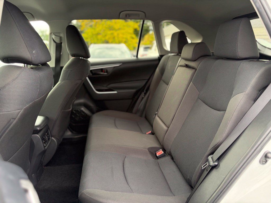 Used 2024 Toyota RAV4 LE AWD/4WD image 10