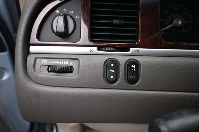 Used 2010 Lincoln Town Car Signature Limited RWD image 17