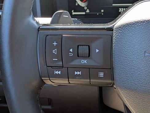 Used 2025 Nissan Rogue Platinum FWD image 19