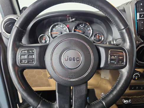 Used 2014 Jeep Wrangler Unlimited Sahara w/ Connectivity Group AWD/4WD image 18