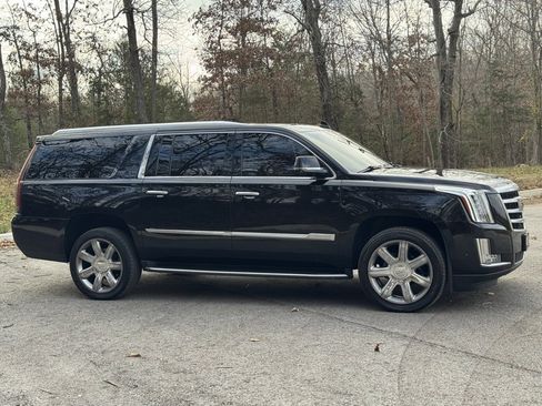Used 2018 Cadillac Escalade ESV Luxury image 2