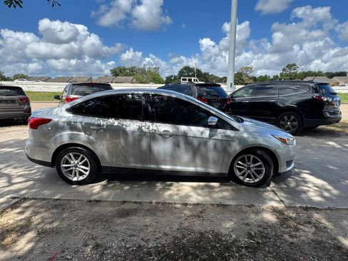 Used 2018 Ford Focus SE FWD image 5
