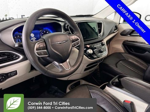 Used 2024 Chrysler Pacifica Touring-L image 3