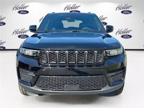 Used 2025 Jeep Grand Cherokee Altitude RWD image 2