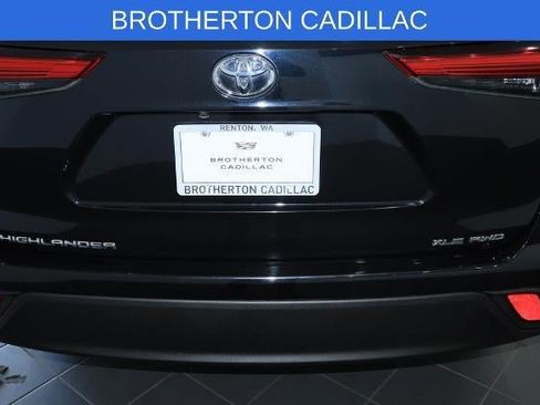 Used 2020 Toyota Highlander XLE AWD/4WD image 15