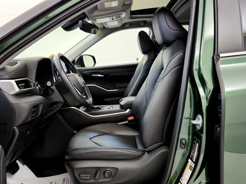 Certified 2024 Toyota Highlander XLE AWD/4WD image 34